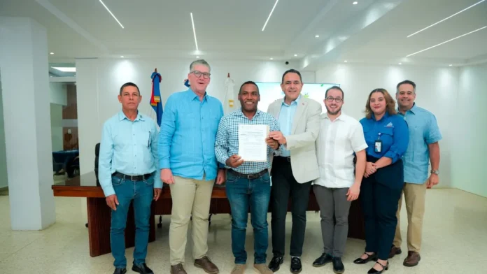 Fondo de Fomento apoya productores de leche.
