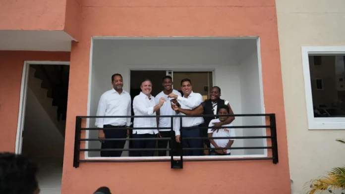 Entrega de apartamento a Christopher Melenciano
