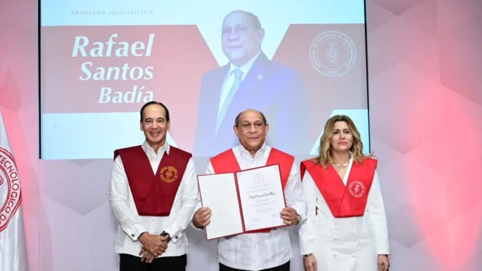 Rafael Santos Badía recibe distinción honorífica.