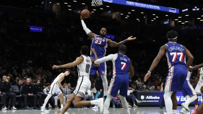 LeBron James debutando con los 76ers.