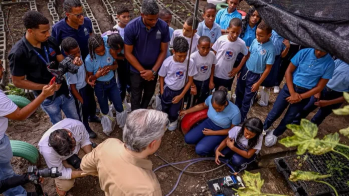 Estudiantes transforman huerto en laboratorio educativo.