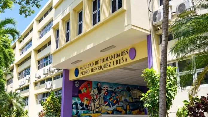 Estudiantes denuncian venta obligatoria de libro.