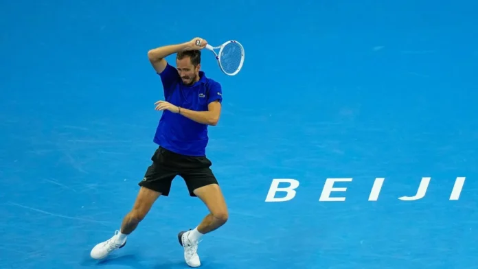 Medvedev celebra su victoria en Shanghái.