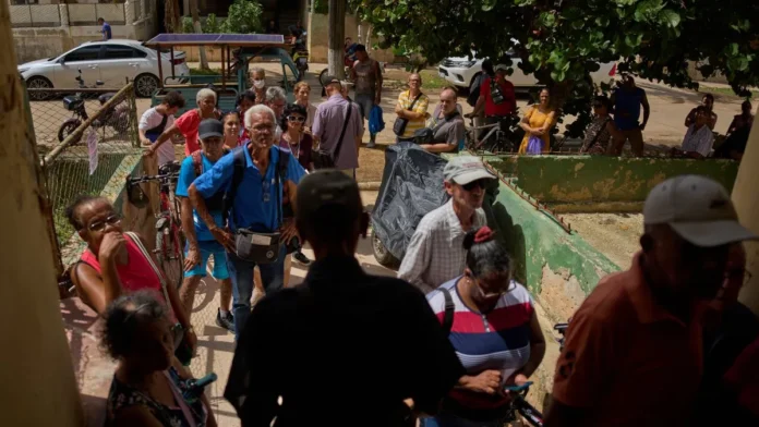 Cubanos reciben medicamentos gratuitos en La Habana