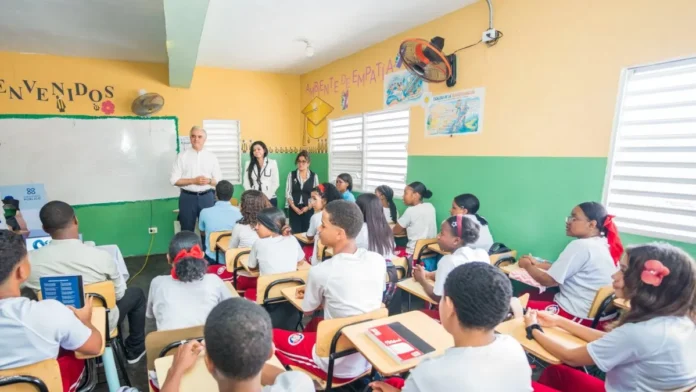 Yeni Berenice Reynoso habla a estudiantes.
