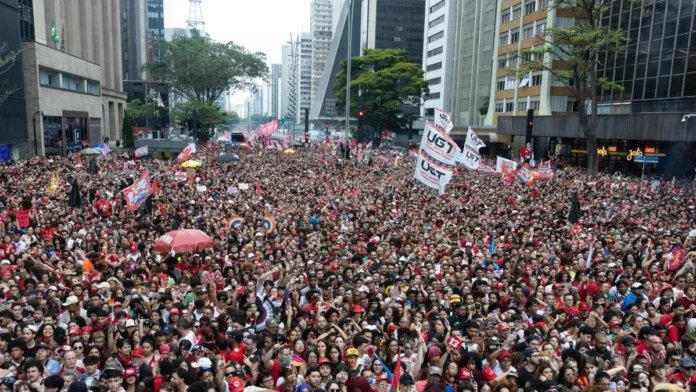 Lula moviliza seguidores en marcha electoral.