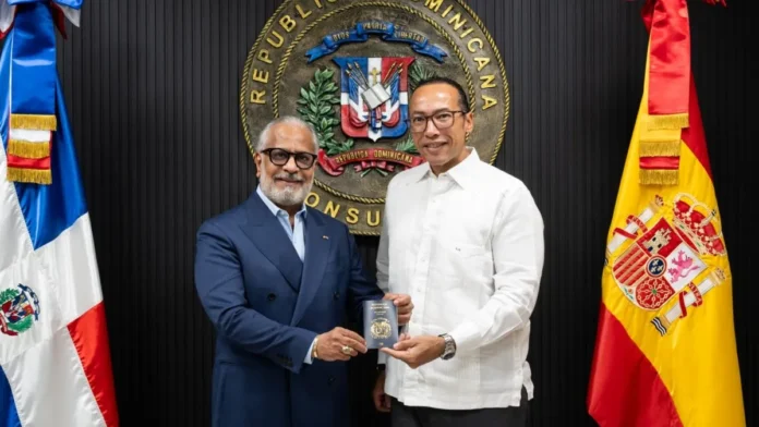 Dominicanos en España solicitan pasaporte electrónico.