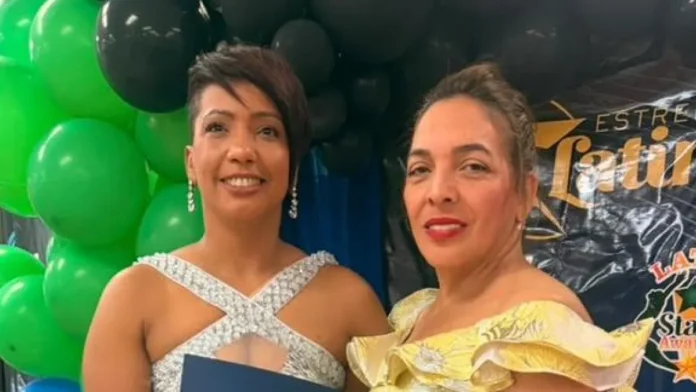 Tomasina Sosa recibe premio por labor social.
