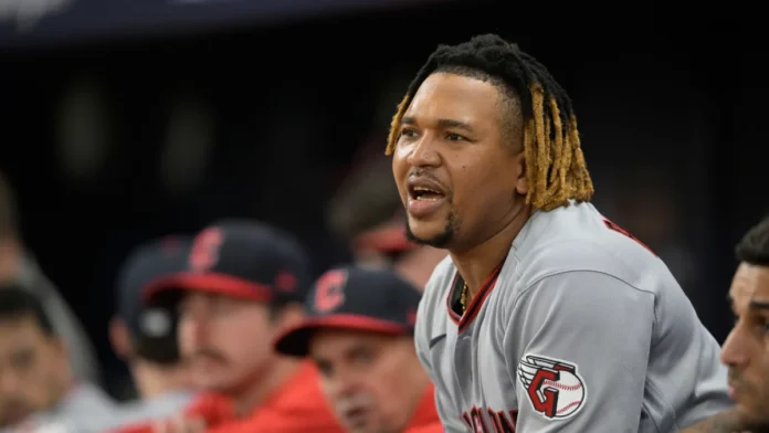 José Ramírez comete error en juego clave.