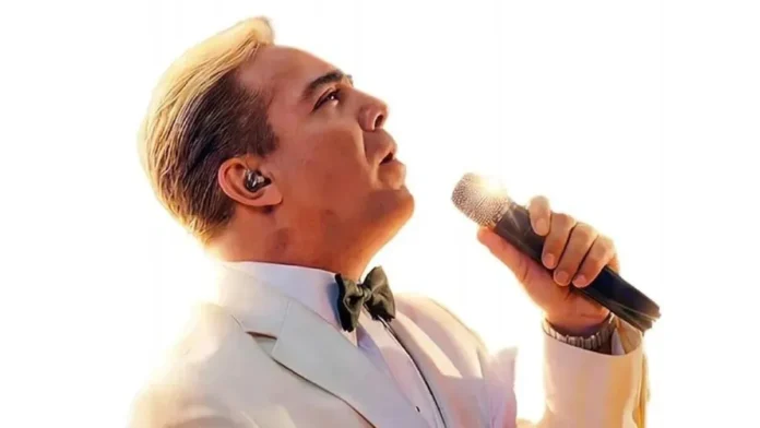 Cristian Castro recibe premio Billboard 2023.