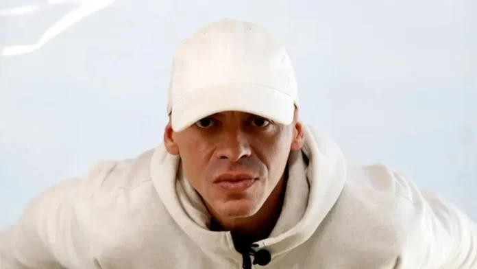 Vico C en recuperación tras cirugía cervical.