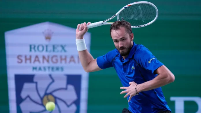 Medvedev celebra su victoria sobre Tsitsipas.
