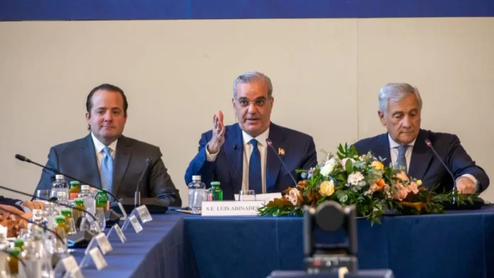 Abinader en cumbre empresarial en Roma.