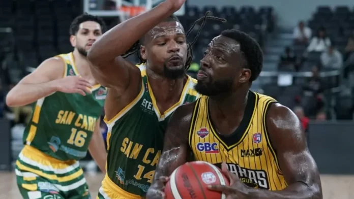 Rafael Barias avanza en torneo de baloncesto.