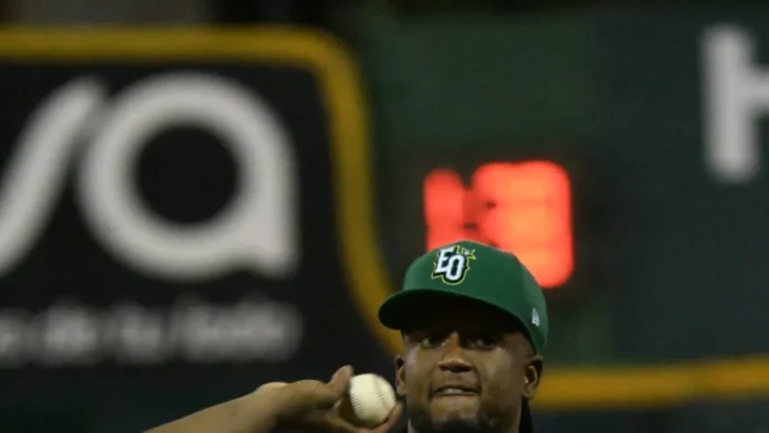 Oscar de la Cruz en partido inaugural béisbol.