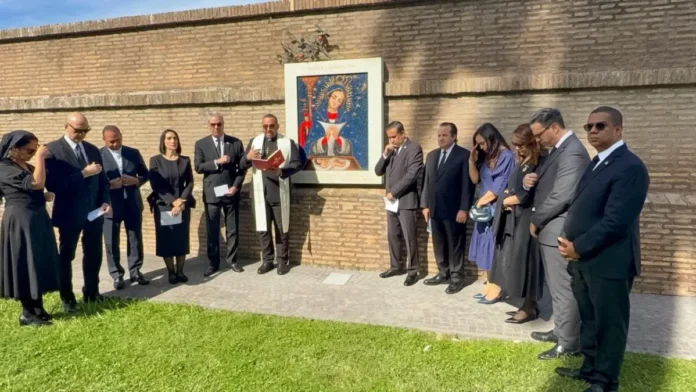 Abinader ora por la salud del papa.