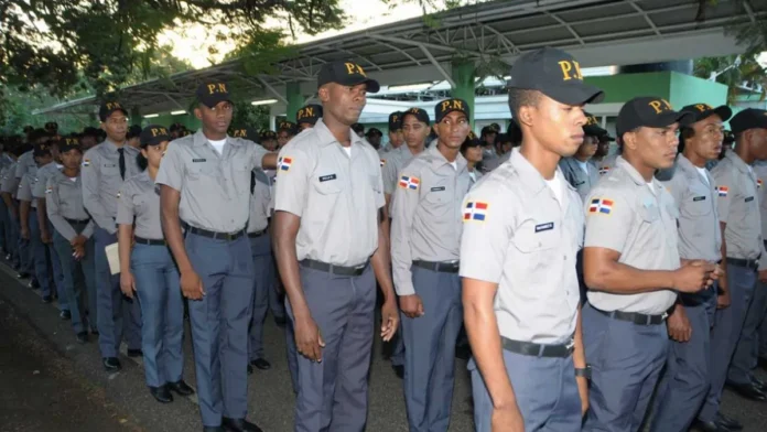 Crisis de recursos en Policía Escolar Dominicana