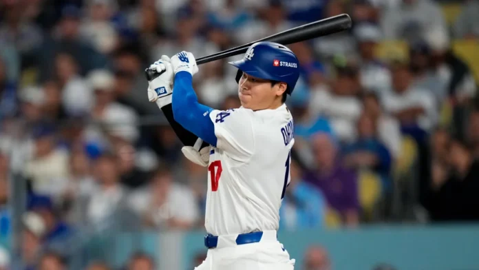 Ohtani bateando en Juego 4 con Dodgers