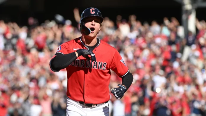Petey Halpin celebra su jonrón decisivo