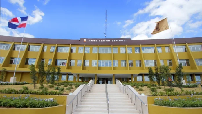 JCE anuncia retiro de cédulas para menores.
