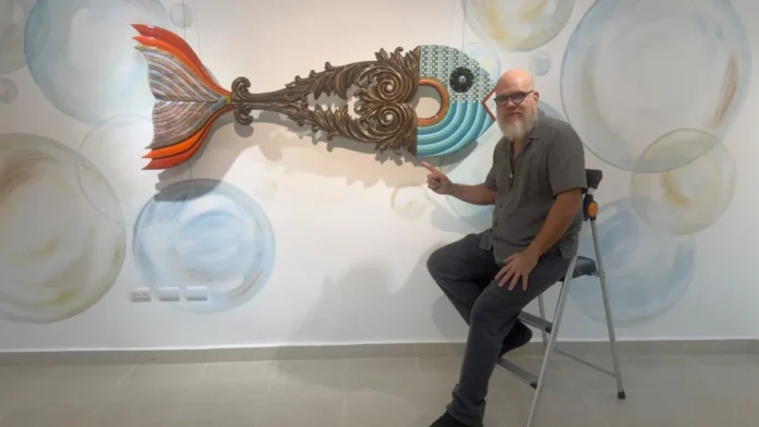 Patricio Correa en su exposición artística.