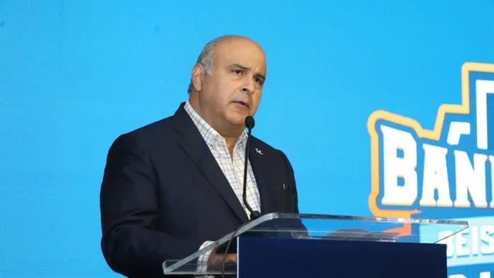 Héctor José Rizek Sued agradece homenaje.