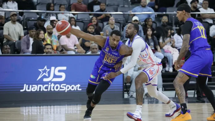 Mauricio Báez celebra victoria en baloncesto.