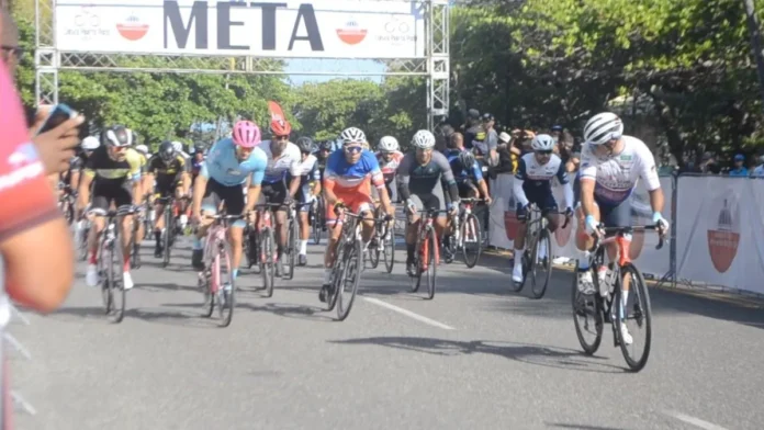 Ciclistas compiten en el Clásico de Puerto Plata