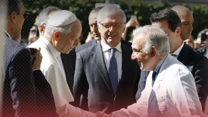 Papa León XIV regresa al Vaticano tras operación