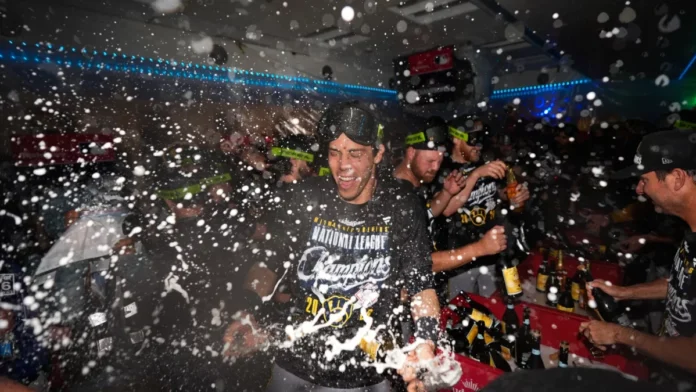 Cerveceros de Milwaukee celebran su clasificación histórica.