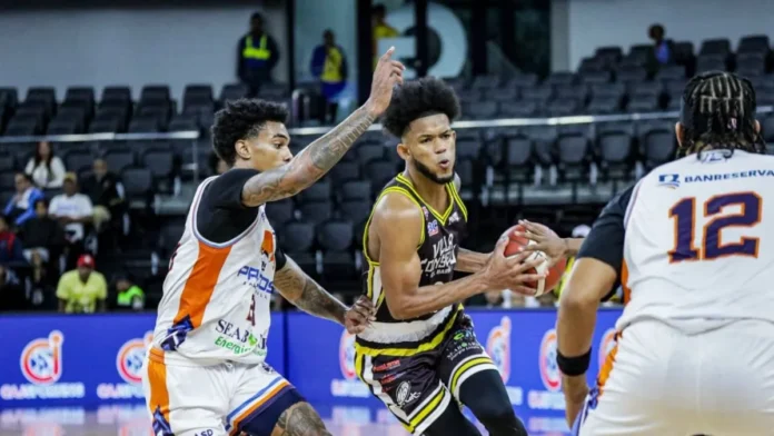 Club Rafael Barias celebra victoria en baloncesto.