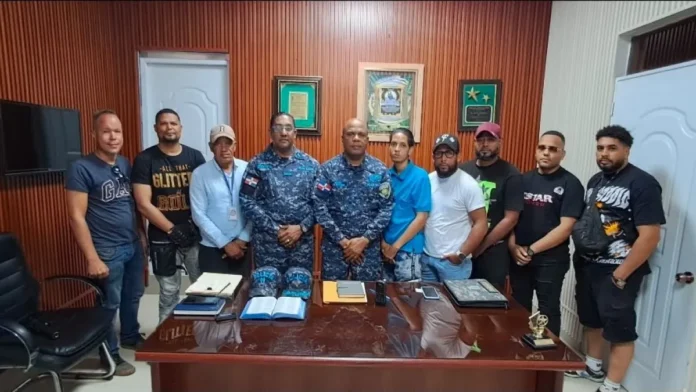 Encuentro entre policía y comunicadores locales.