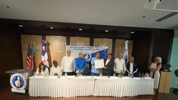Deligne Ascensión inscribe militantes del PRM.