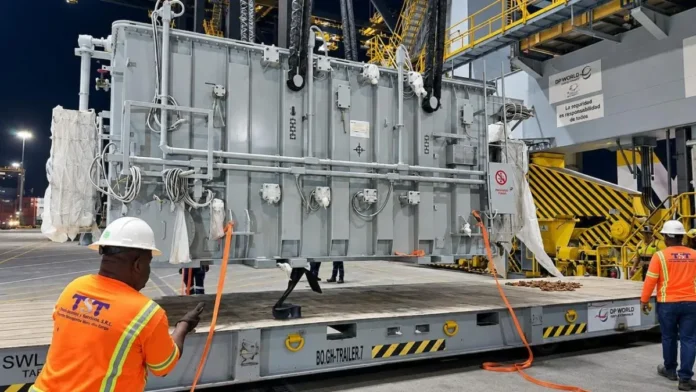 Edesur recibe transformadores para mejorar servicio eléctrico.