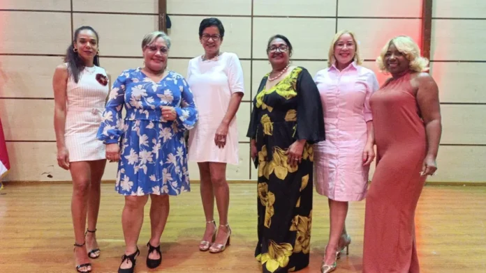 Adultas mayores brillan en pasarela de moda.