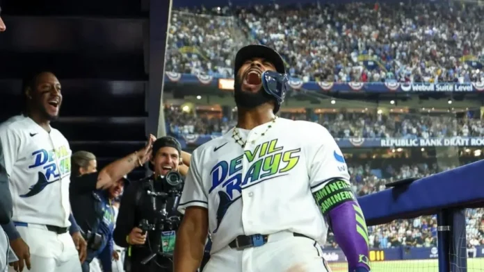 Junior Caminero celebra su jonrón decisivo.