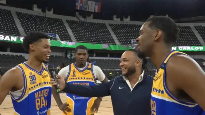 Mauricio Báez celebra victoria en baloncesto.