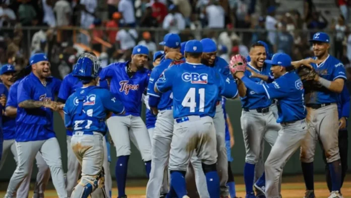 Tigres del Licey celebran victoria histórica.