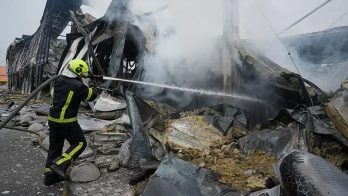 Rusia bombardea Kiev mientras negocia con Ucrania.