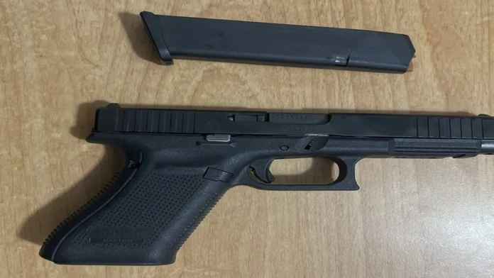 Hombre se entrega tras tiroteo en barrio.