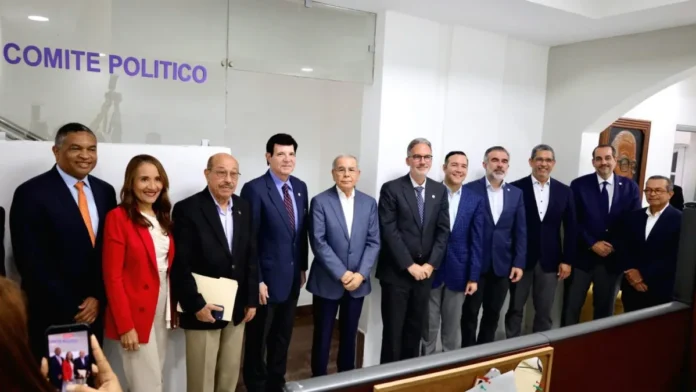 Danilo Medina y líderes industriales en reunión