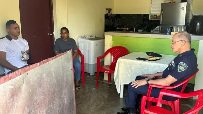 Director de Policía visita agentes heridos