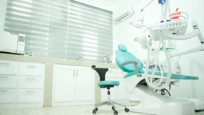 Módulos odontológicos en escuelas de Monte Plata y Baní.