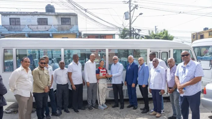 Autobuses para atletas de Pueblo Nuevo y Águila