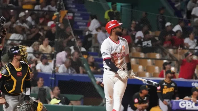 Jonathan Guzmán celebra jonrón en victoria.