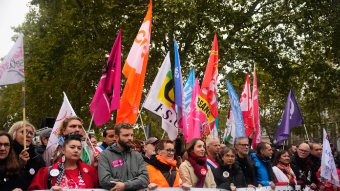 París despliega policías ante protestas masivas.