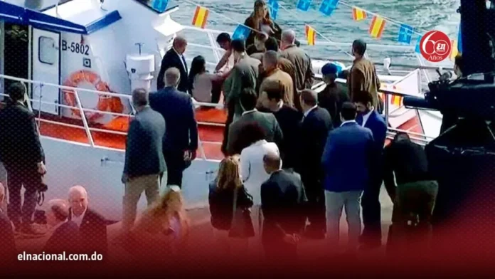 Reina Letizia cae al salir de un barco.