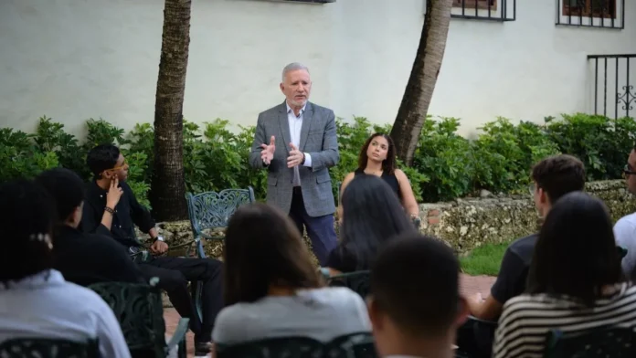 Senador Taveras critica desigualdad económica en país.