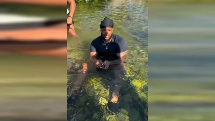 Vladimir Guerrero Jr. pescando en el río.