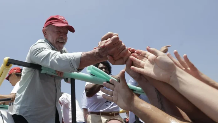 Lula critica a Flávio Bolsonaro en campaña.